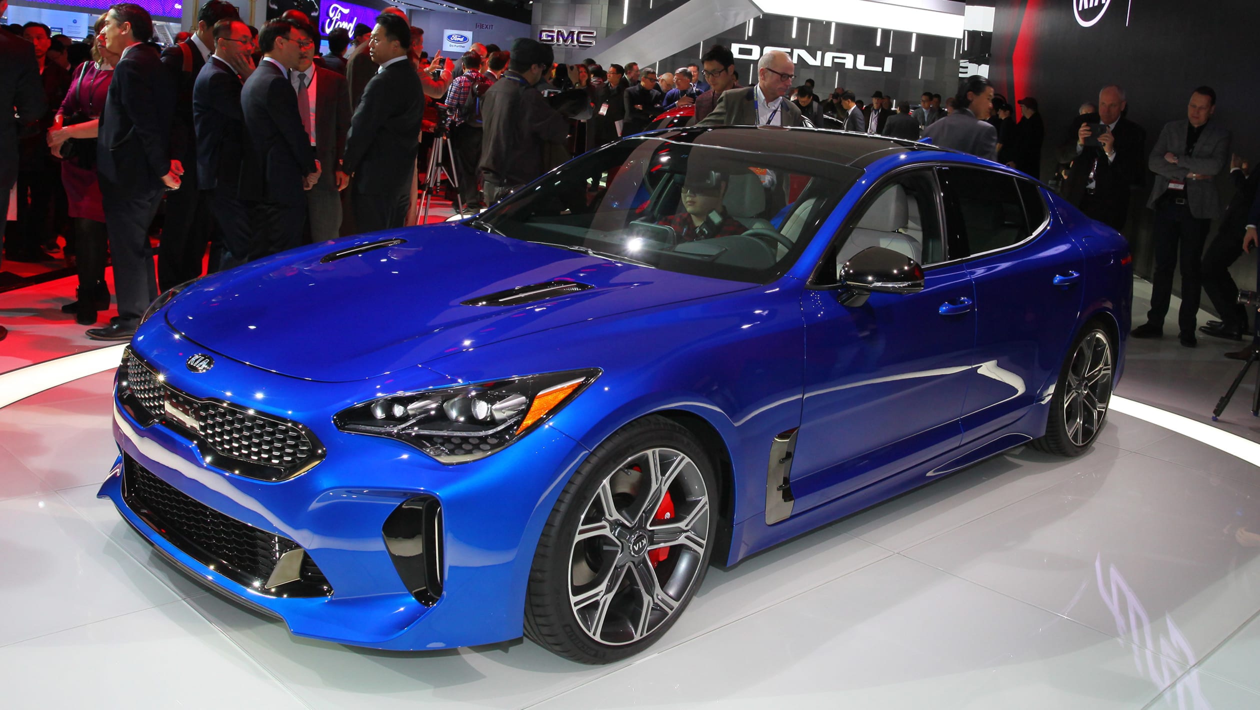 Kia спортивная Stinger