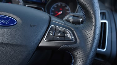 Ford Focus RS Mountune - steering wheel detail