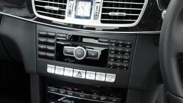 Mercedes E220 CDI SE centre console