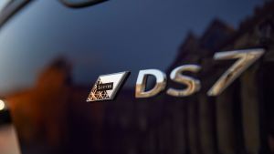 DS 7 Louvre - badge