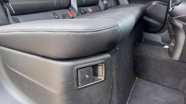 Alfa Romeo Stelvio Quadrifoglio - folding seat latch