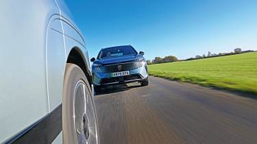 Hyundai Ioniq 9 vs Peugeot E-5008 - Peugeot tracking