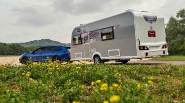 Volkswagen Passat R-Line - reversing around a corner while towing