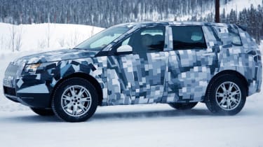 Baby Land Rover Discovery 2014 spy - pan