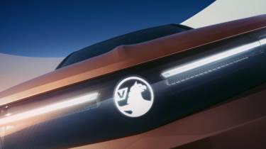 Vauxhall Grandland 2024 - front badge
