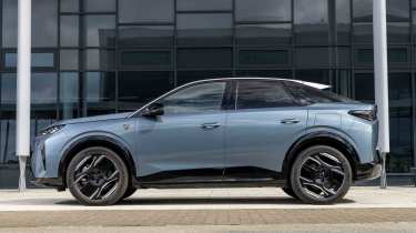 Peugeot E-3008 - static side