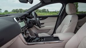 Jaguar XE P250 - front seats