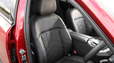 BMW i5 Touring - front seats