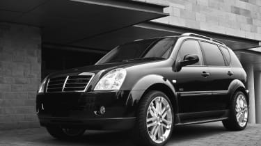 SsangYong Rexton front three-quarters