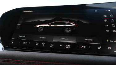 Audi S6 Avant e-tron - drive mode screen