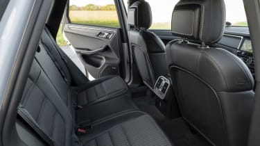 Porsche Macan T - rear seats