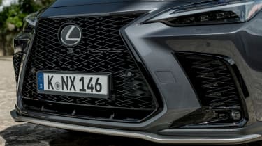 Lexus NX 450h+ - grille