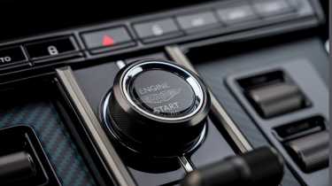 Aston Martin Vantage Roadster - controls