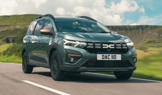 Dacia Jogger Extreme Sleep Pack - front tracking