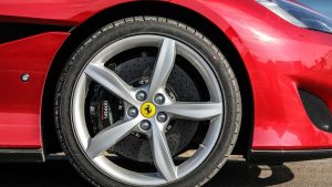 Low profile tyre and wheel - Ferrari