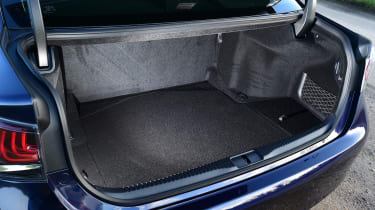 Lexus GS 300h 2016 - boot space
