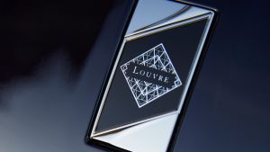 DS 7 Louvre - badge