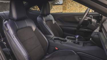 Ford Mustang Dark Horse - front seats