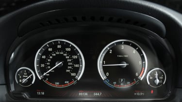 BMW 520d Touring dials