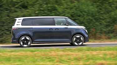 Volkswagen ID. Buzz LWB - side action