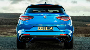 阿尔法罗密欧Stelvio Quadrifoglio——完整的后方