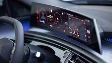 Peugeot E-5008 - Digital driver&#039;s cluster and central infotainment screen