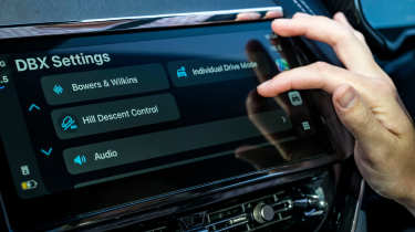 Apple CarPlay Ultra - controls