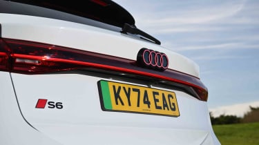 Audi S6 Avant e-tron - rear light bar