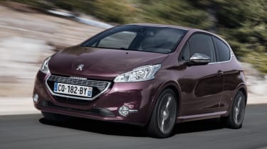 Peugeot 208 XY front tracking