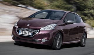 Peugeot 208 XY front tracking