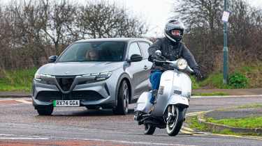 Alfa Romeo Junior - Vespa cornering