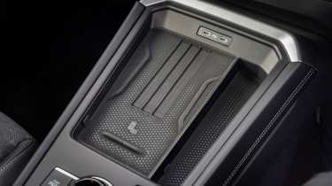 Volkswagen T-Roc R-Line - wireless charging