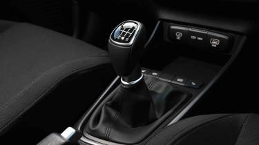 Hyundai Bayon - manual gear lever