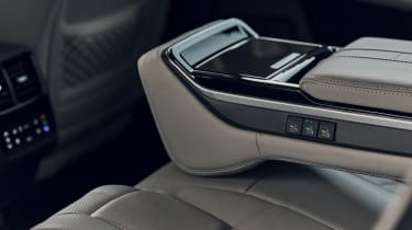 DS 9 - rear seat armrest controls