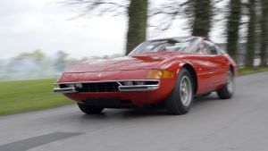 Ferrari 365/Daytona - front tracking shot