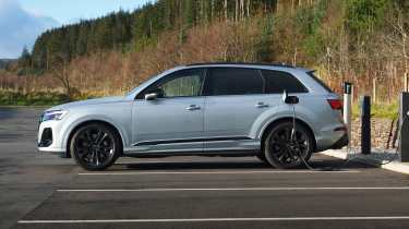 Audi Q7 - side profile charging