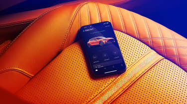 Aston Martin DBX707 - app