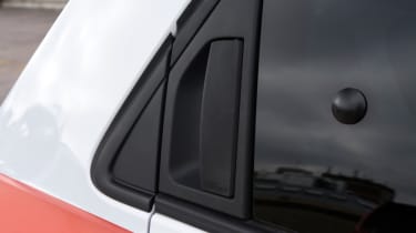Triple test – Renault Twingo - rear door handle