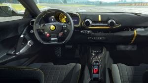 Ferrari 812 Competizione - dash