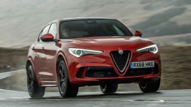 阿尔法罗密欧Stelvio Quadrifoglio——前面转弯