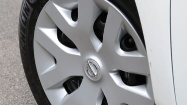 Nissan Leaf Visia wheel