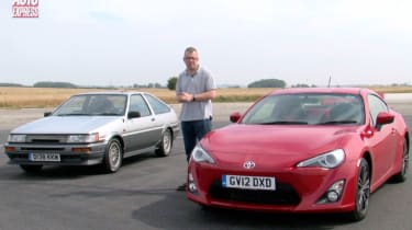 Toyota GT86 vs AE 86 video