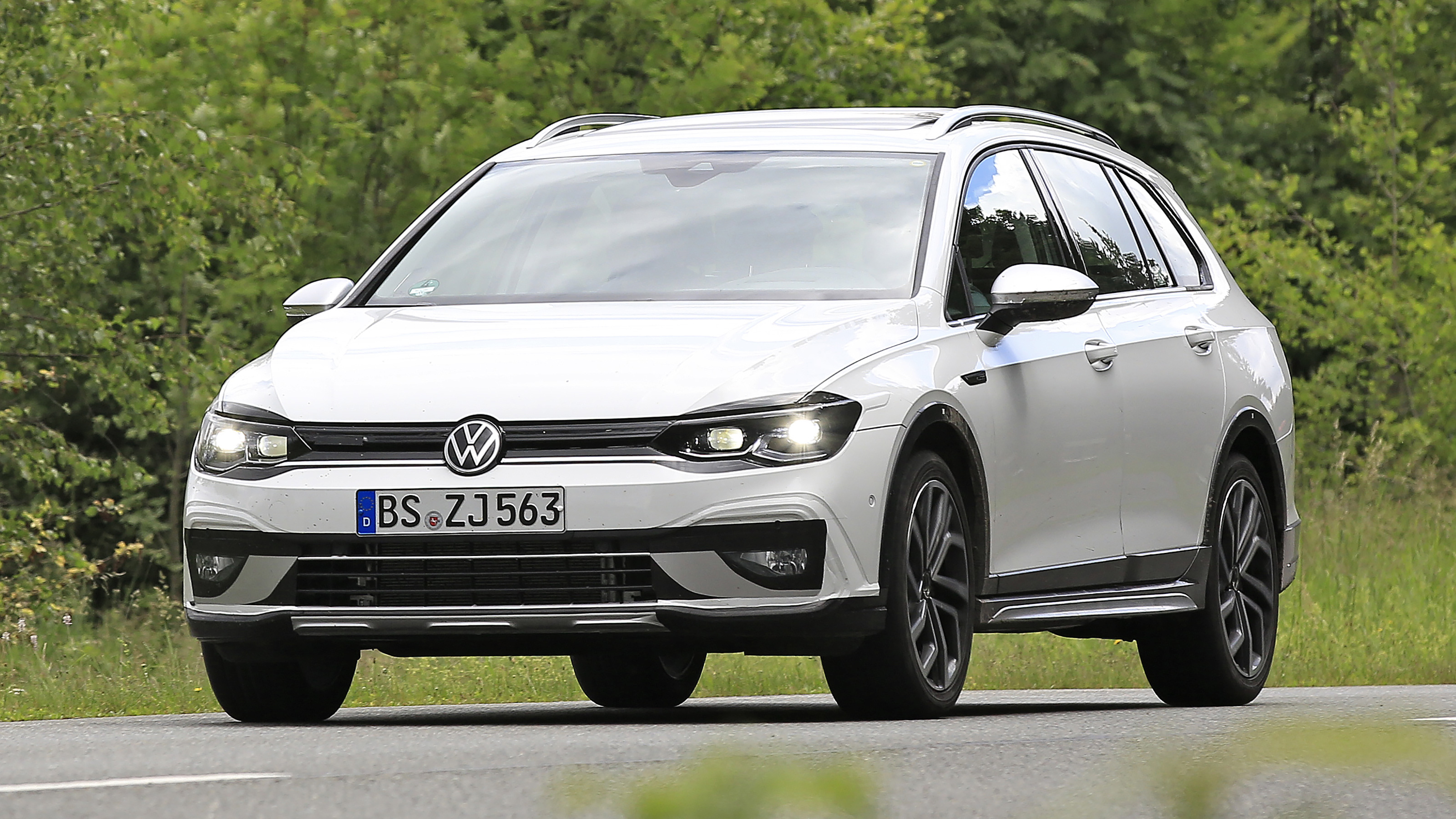 New 2021 Volkswagen Golf Alltrack and Estate spotted 