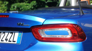 Fiat 124 Spider - blue rear lights
