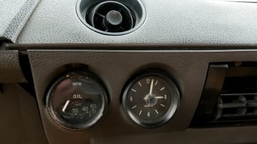 Range Rover Mk1 – clock and oil pressure gauge