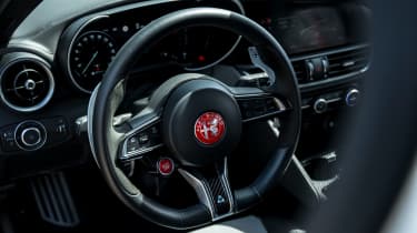 Alfa Romeo Giulia Quadrifoglio Luna Rossa - steering wheel