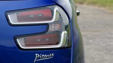 Citroen Grand C4 Picasso vs Volkswagen Touran vs Peugeot 5008 - 