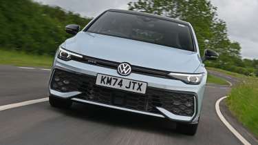 Volkswagen Golf GTE vs Toyota Prius - Golf GTE front tracking