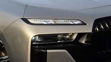 BMW i7 - headlights