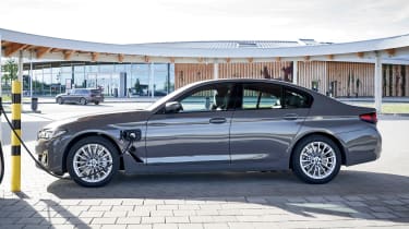 BMW 520e - side